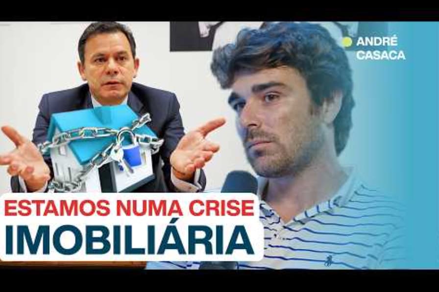 Montagem: à esquerda, um homem de fato de braços abertos junto a uma casa envolta em correntes e fechada a cadeado; à direita, um homem a falar ao microfone, identificado como André Casaca. Texto sobreposto: «Estamos numa crise imobiliária».