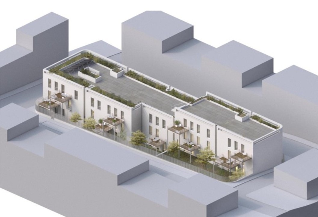 Maqueta 3D do mesmo conjunto residencial vista do lado oposto, com os pátios ajardinados, terraços de cobertura e o gradeamento sobre a rua, entre os volumes a cinzento dos edifícios vizinhos.