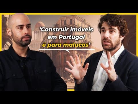 Dois homens em conversa sobre uma imagem de fundo de um edifício degradado, com a citação sobreposta «Construir imóveis em Portugal é para malucos».