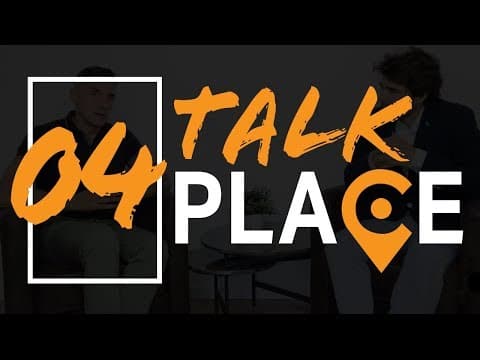 Grafismo da série Talk Place: o número 04 em laranja e o logótipo, cujo C é um marcador de mapa, sobre uma fotografia escurecida de dois homens sentados junto a uma mesa baixa.