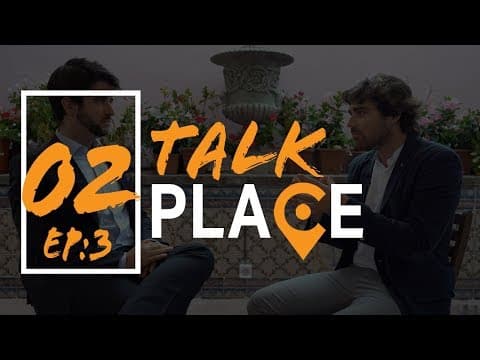 Grafismo da série Talk Place, «02 EP:3», sobre uma fotografia escurecida de dois homens sentados num pátio azulejado com plantas.