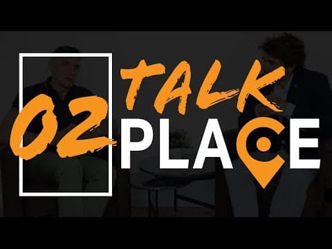 Grafismo da série Talk Place: o número 02 em laranja e o logótipo, sobre uma fotografia escurecida de dois homens sentados junto a uma mesa baixa.
