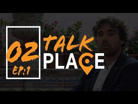 Grafismo da série Talk Place, «02 EP:1», sobre uma fotografia escurecida de um homem sentado num pátio azulejado com plantas.