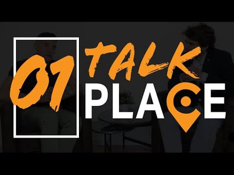 Grafismo da série Talk Place: o número 01 em laranja e o logótipo, sobre uma fotografia escurecida de dois homens sentados junto a uma mesa baixa.