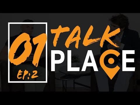 Grafismo da série Talk Place, «01 EP:2», sobre uma fotografia escurecida de dois homens sentados junto a uma mesa baixa.