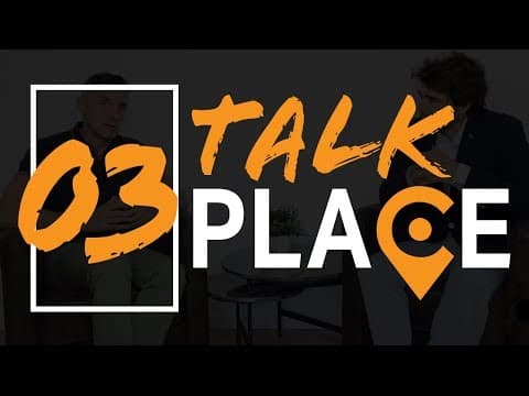 Grafismo da série Talk Place: o número 03 em laranja e o logótipo, sobre uma fotografia escurecida de dois homens sentados junto a uma mesa baixa.