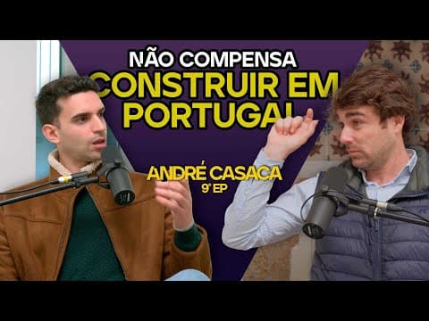 Dois homens em conversa frente a microfones de podcast, com o texto sobreposto «Não compensa construir em Portugal!» e «André Casaca, 9.º ep».